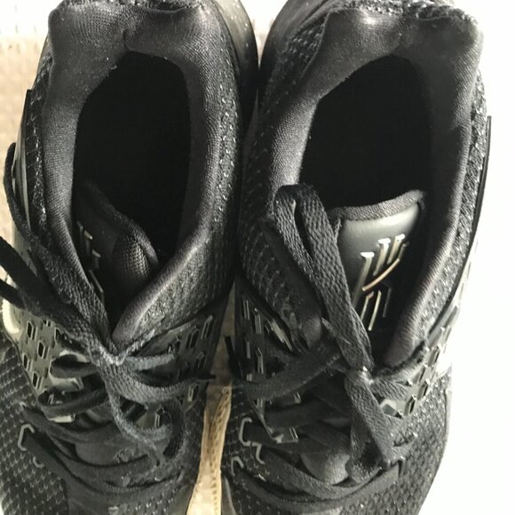 NIKE KYRIE LOW TOP MENS BASKETBALL SHOE SIZE 13 main image 4